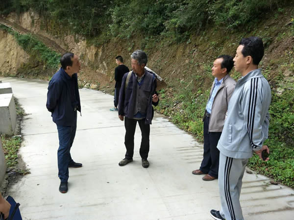 隴運(yùn)集團(tuán)公司黨委書記、董事長李寅祥同志深入琵琶鎮(zhèn)寧強(qiáng)村開展幫扶工作