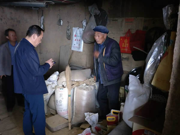 隴運(yùn)集團(tuán)公司黨委書記、董事長李寅祥同志深入琵琶鎮(zhèn)寧強(qiáng)村開展幫扶工作