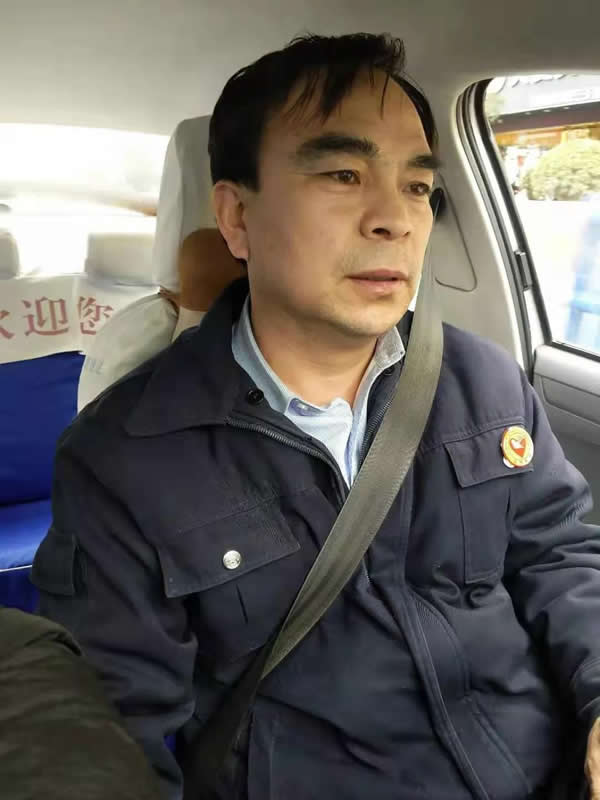 【拾金不昧】為隴運(yùn)集團(tuán)潤祥出租車公司駕駛員“王劉德”點贊?。? onmousewheel=