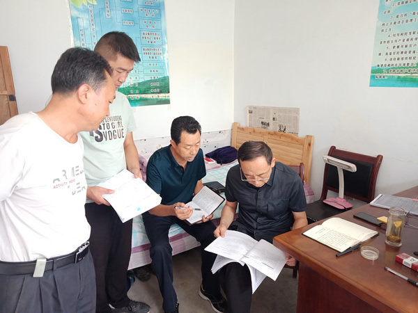 隴運集團公司黨委書記、董事長李寅祥深入琵琶鎮(zhèn)寧強村檢查指導(dǎo)幫扶工作